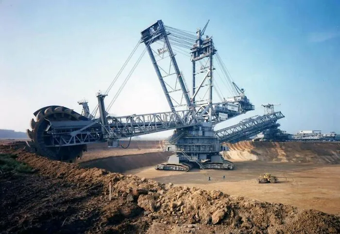 Экскаватор Bagger 288 — крупнейшая в мире самоходная установка.