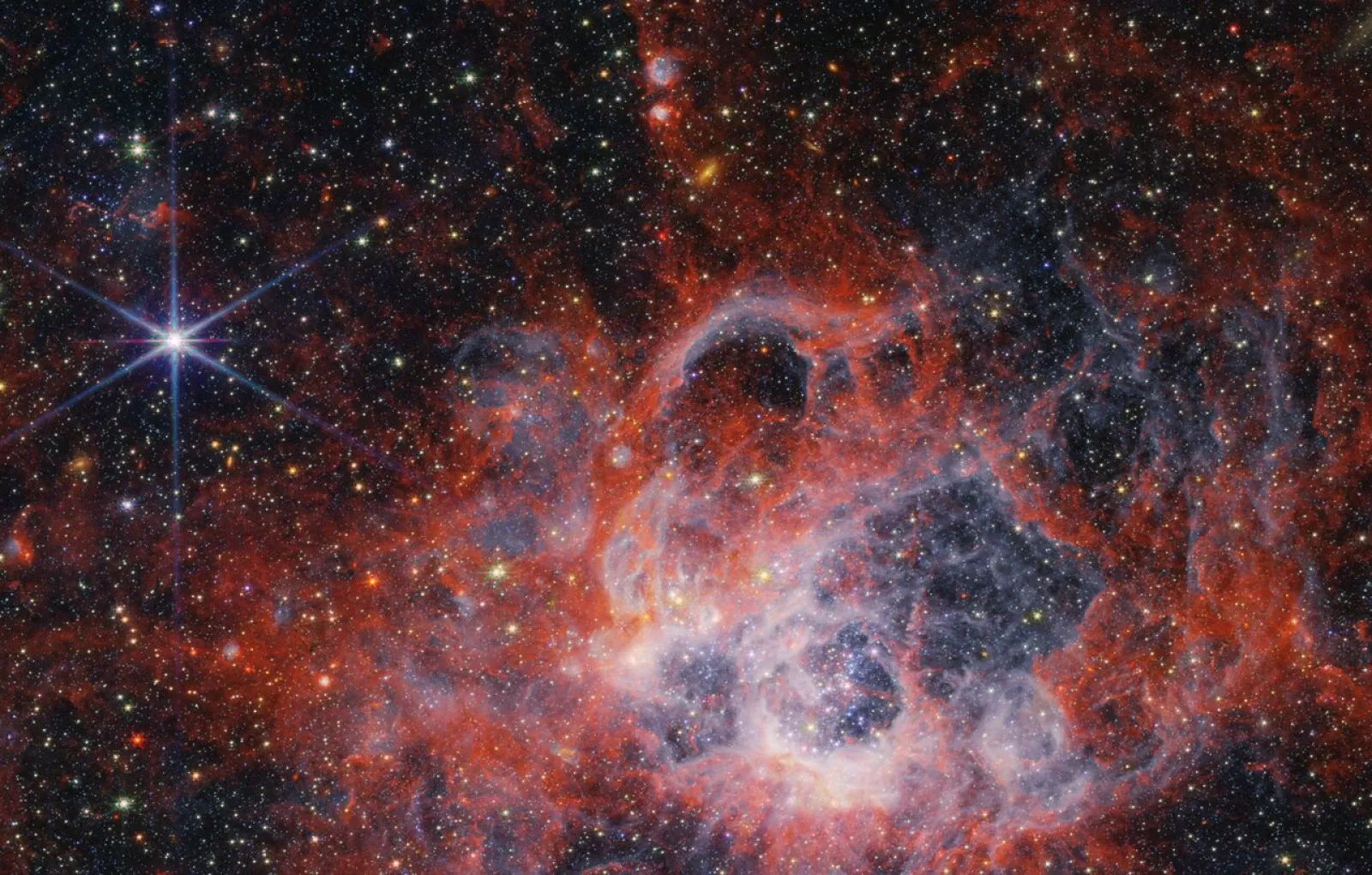 Область NGC 604, снятая камерой NIRCam. 