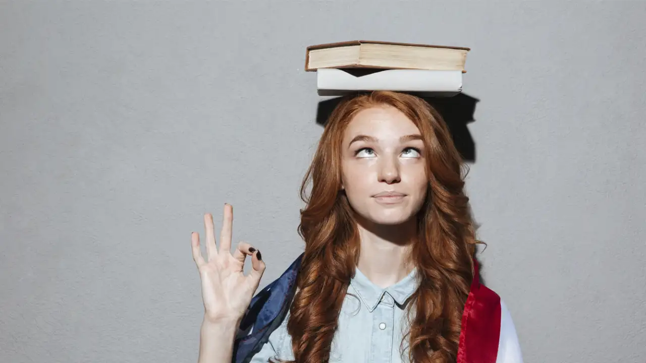 Девушка с книгами.