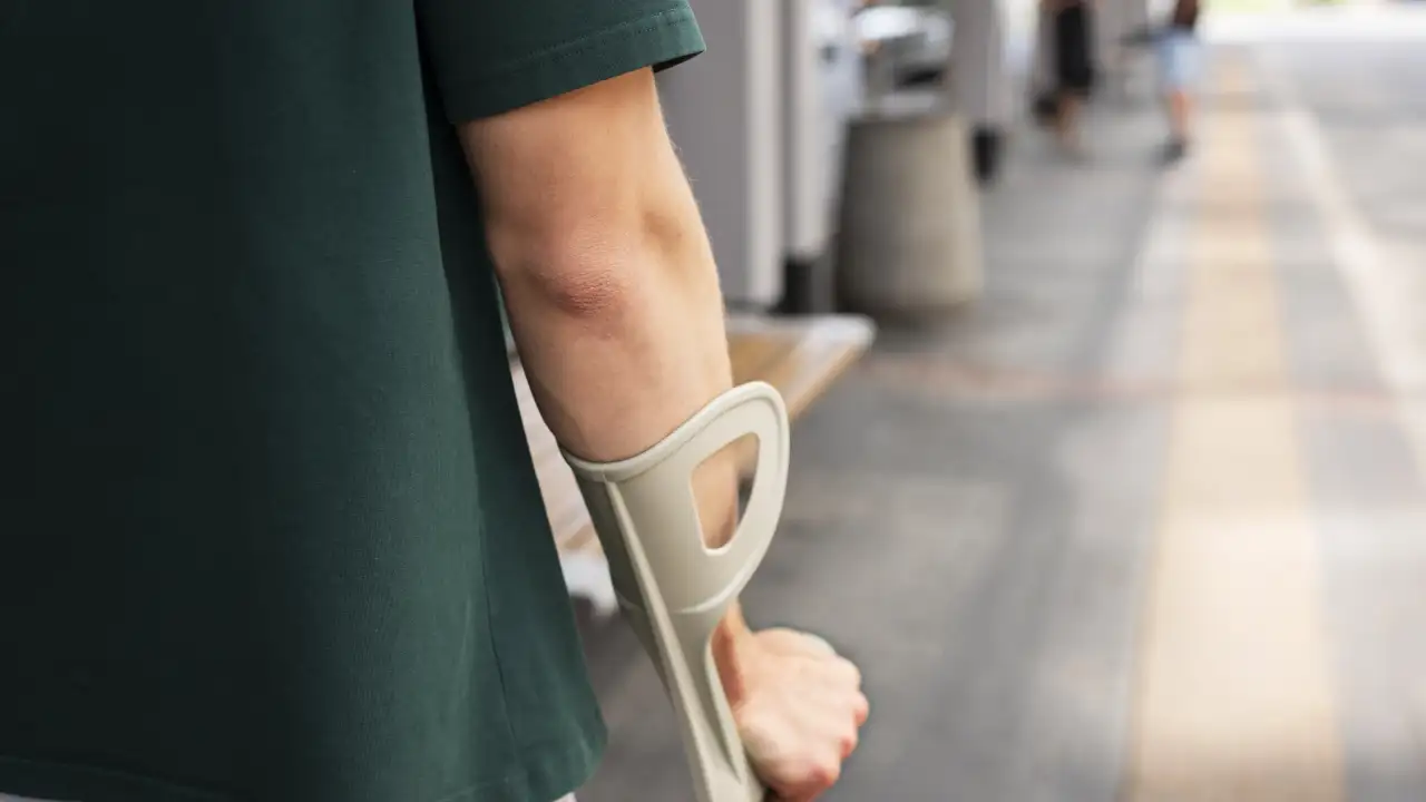 Человек на костылях.