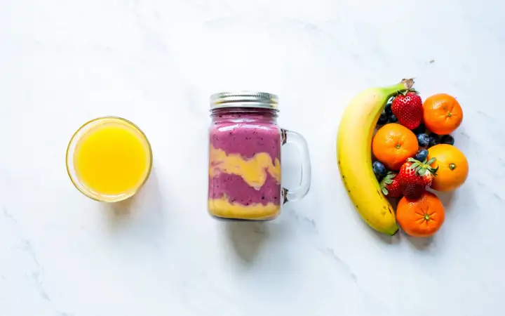 Сок, смузи и фрукты.