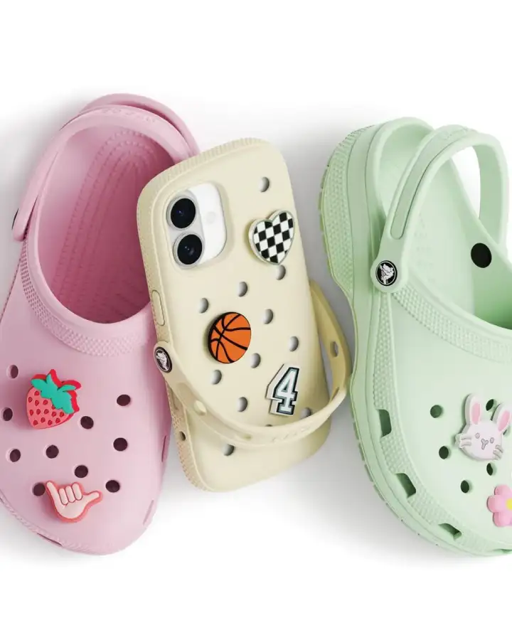 Новая коллаборация Crocs и корейского бренда подарила поклонникам культовых сабо неожиданный аксессуар — чехлы для iPhone.
