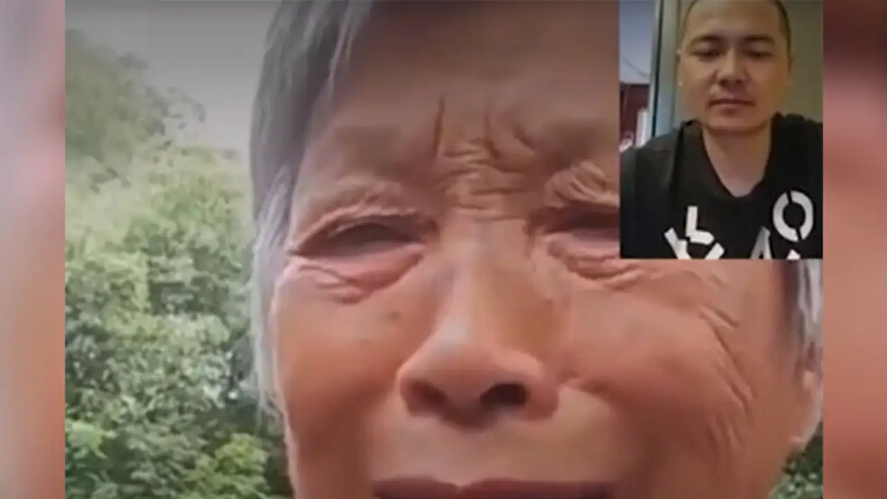 Женщина разговаривает с ИИ-клоном своего погибшего сына.