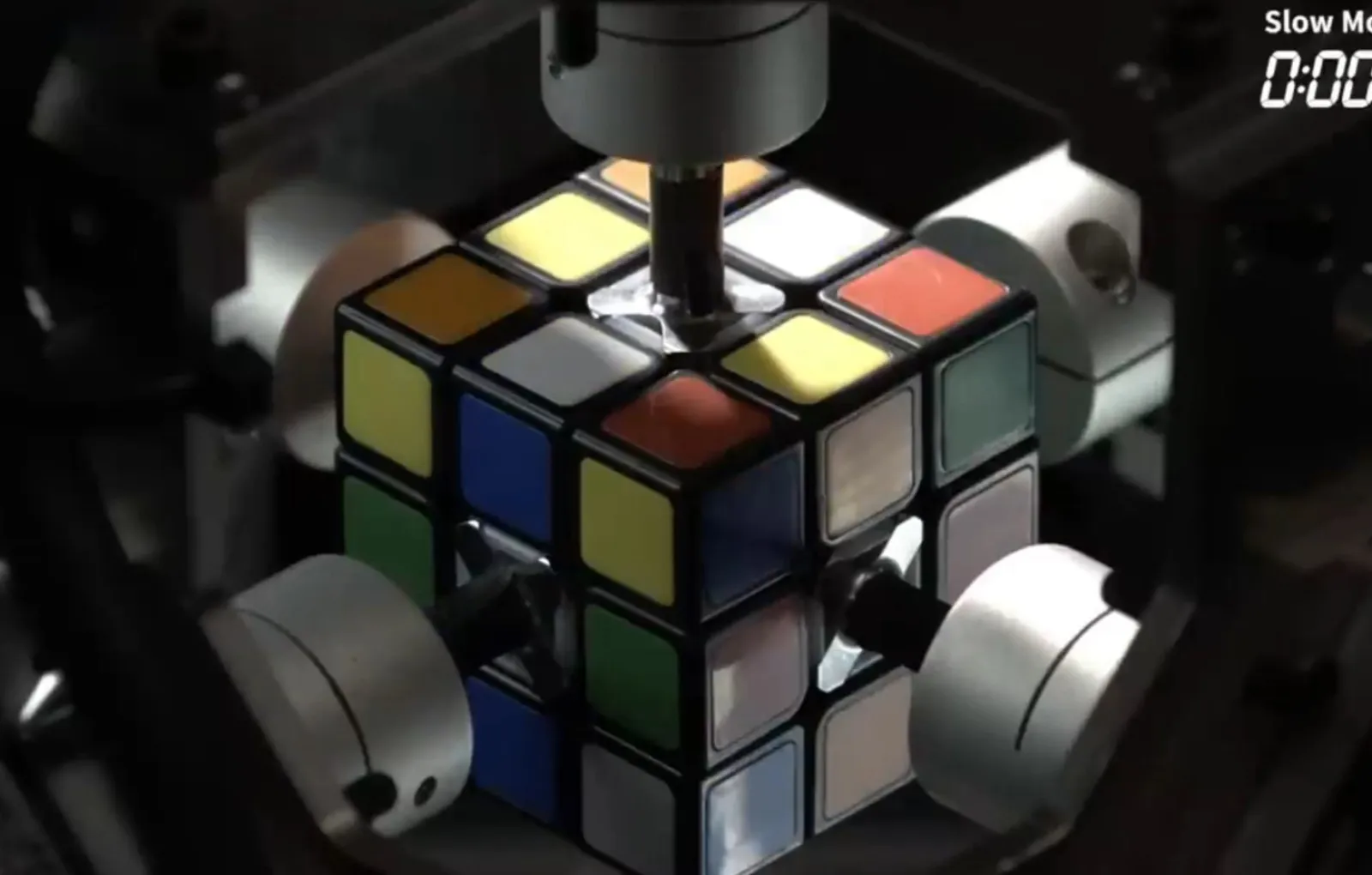 Робот собирает кубик Рубика.
