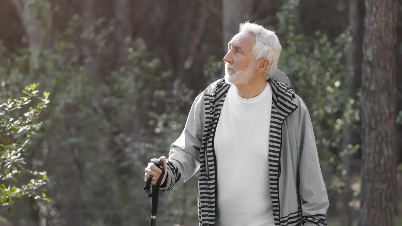 Пожилой человек гуляет.