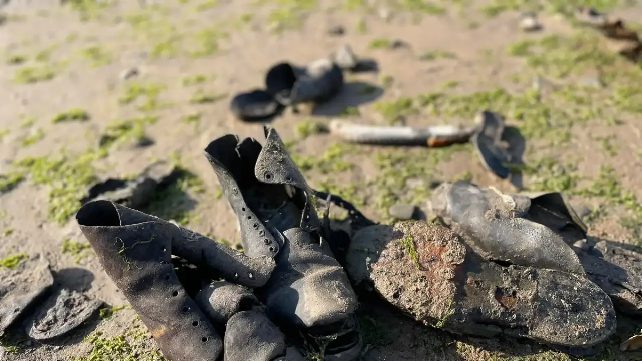 Выброшенная на берег обувь.