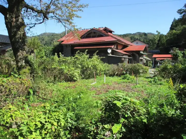 Бесплатная недвижимость включает огромную территорию с садом...