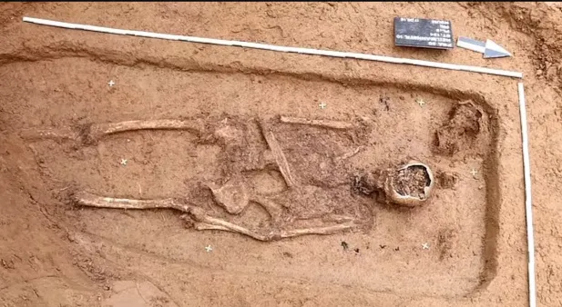 Могила, где был найден амулет.