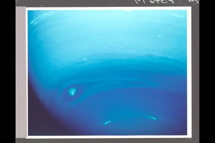 Этот снимок Нептуна был сделан космическим аппаратом Voyager 2 в 1989 году. Этот снимок Нептуна был сделан космическим аппаратом Voyager 2 в 1989 году.