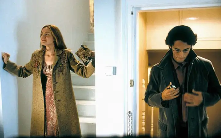 Лора Линни (слева).