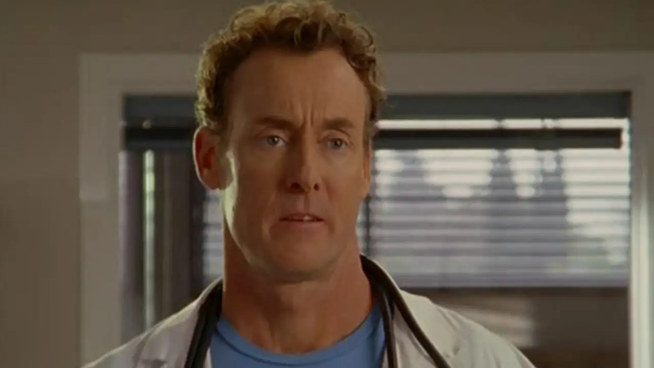 Джонатан МакГинли в роли доктора Кокса.