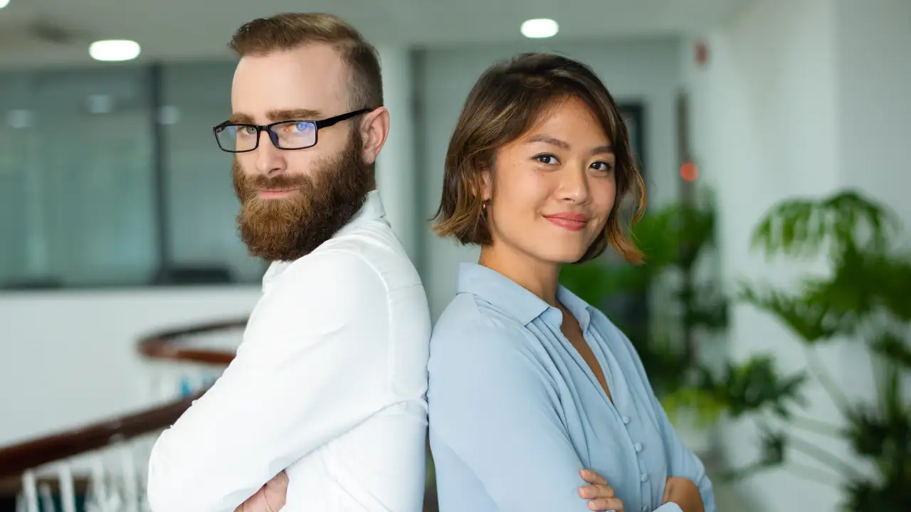 Мужчина и женщина на работе.