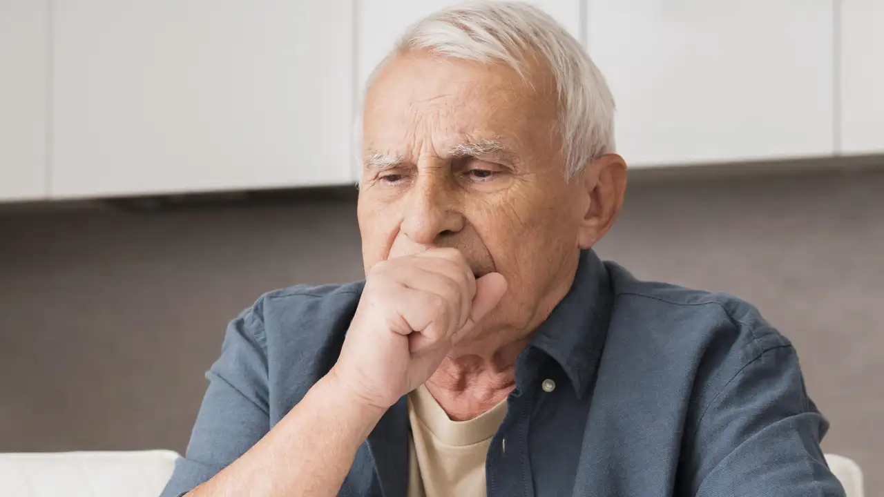 Пожилой мужчина.