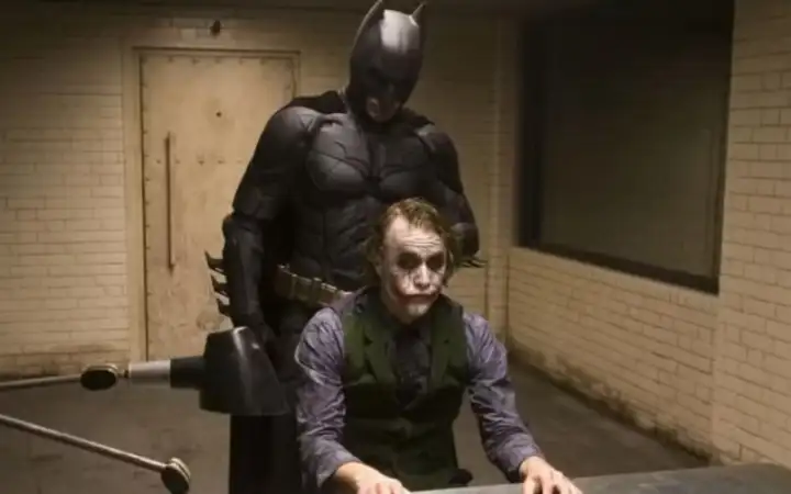 Кадр из фильма «Темный рыцарь». Кадр из фильма «Темный рыцарь».