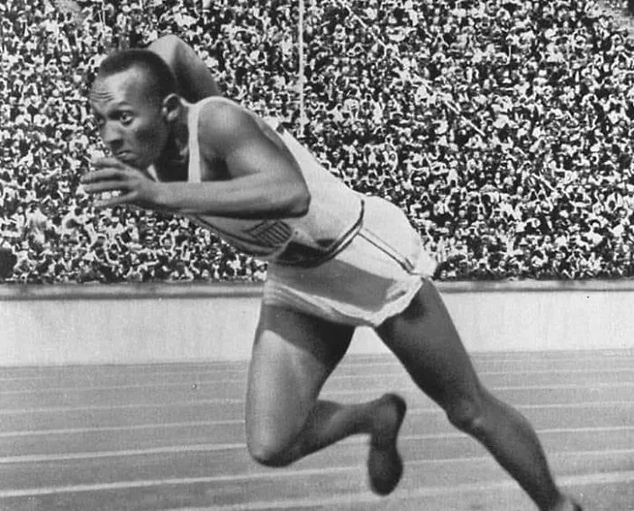 Джесси Оуэнс побил мировой рекорд в беге на 200 метров на Олимпийских играх 1936 года в Берлине.