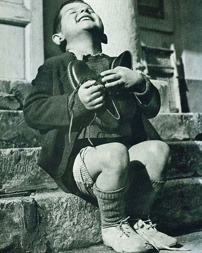 Австрийский мальчик получил новую обувь во время Второй мировой войны.