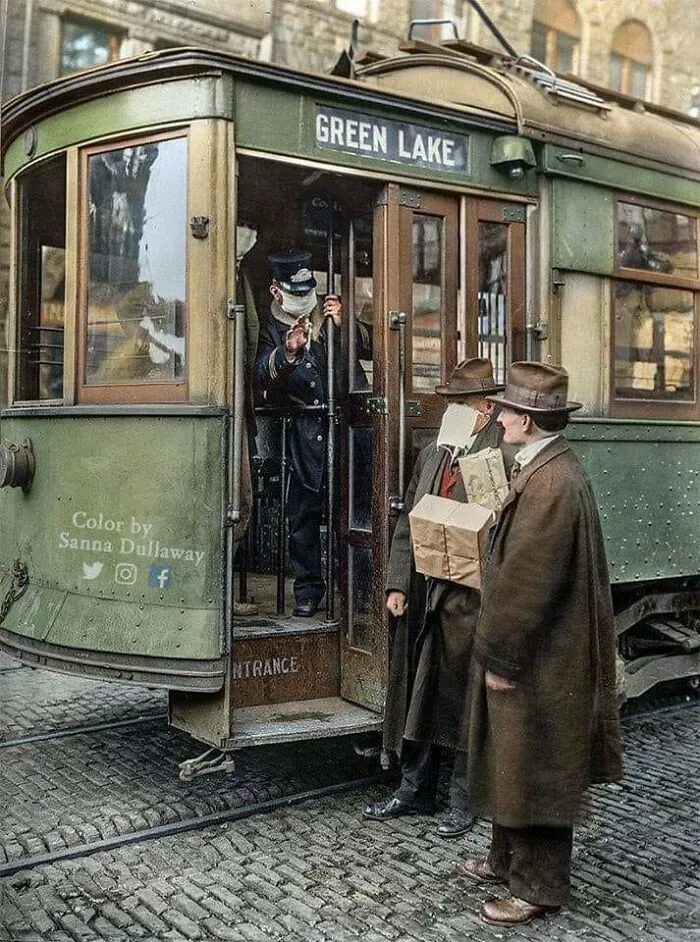 Кондуктор трамвая в Сиэтле не пускает пассажиров без маски во время пандемии испанского гриппа, 1918 год.