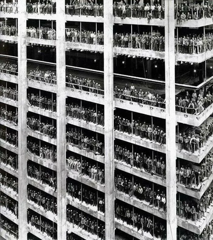 Три тысячи мужчин, которые строили Chase Manhattan Bank в Нью-Йорке, позируют для общего фото незадолго до окончания строительных работ, 19 августа 1964 года.