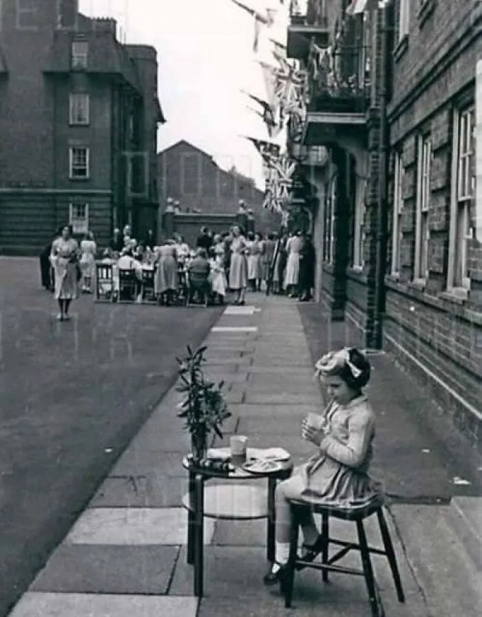 Социальное дистанцирование, 1953 год. Девочка, больная корью, сидит и ест одна во время праздника по случаю коронации в Челси, Англия.