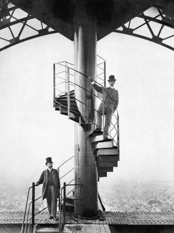Александр Гюстав Эйфель (слева) исследует завершенную башню с другом, 1889 год.