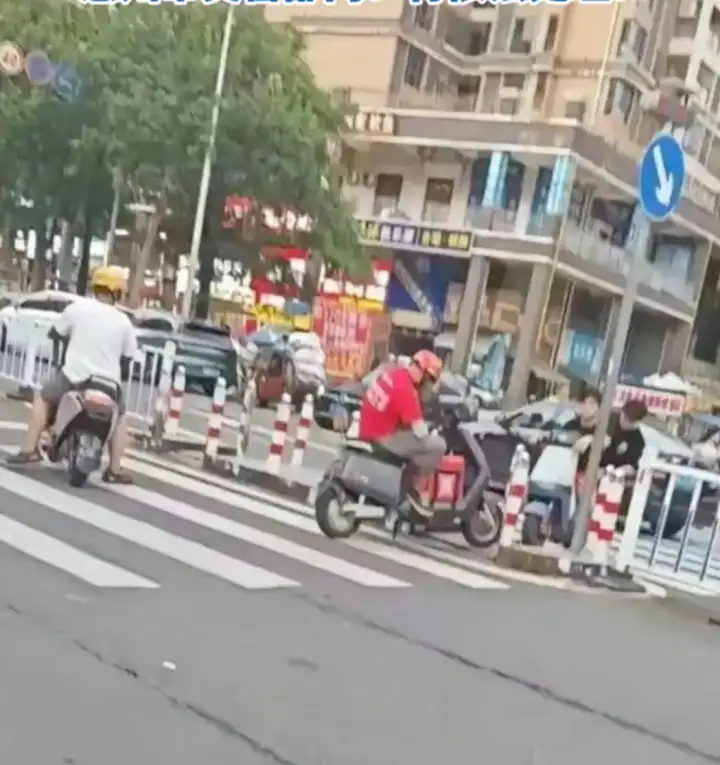 Китайский курьер и мотоциклист четыре часа отказывались уступать друг другу на узком переходе. Китайский курьер и мотоциклист четыре часа отказывались уступать друг другу на узком переходе.