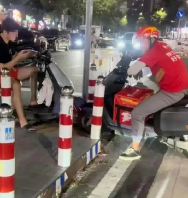 Спустя четыре часа, когда стемнело, они все еще были на месте, демонстрируя чудеса упертости. Спустя четыре часа, когда стемнело, они все еще были на месте, демонстрируя чудеса упертости.