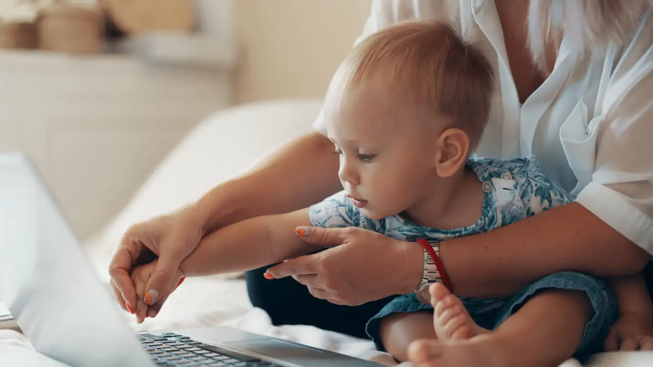 Младенец за ноутбуком.