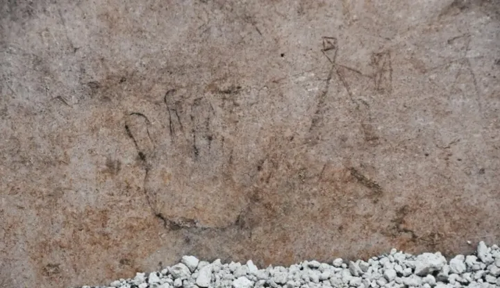 Древний художник оставил свой автограф на стене.