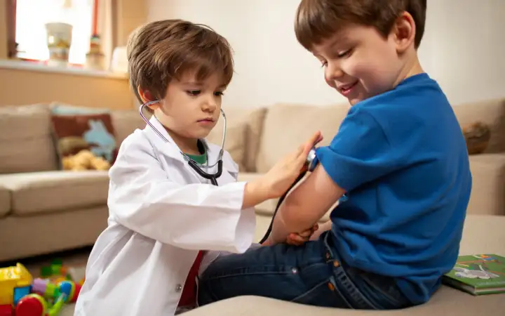 Дети играют.