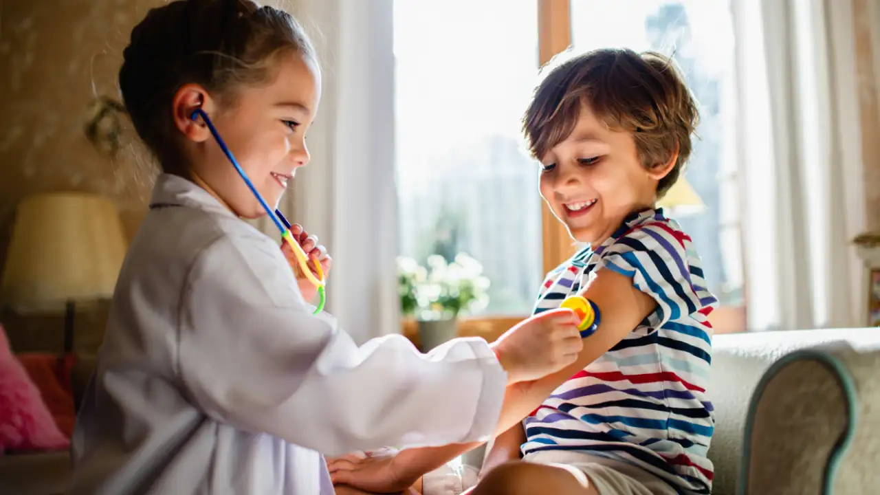 Дети играют.