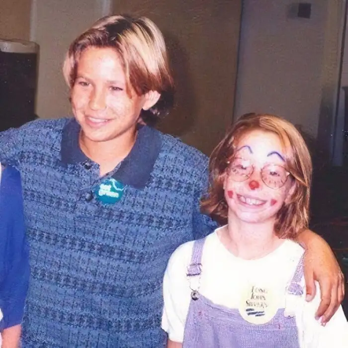 «Когда я встретила свою детскую любовь, мое лицо было раскрашено как у клоуна».