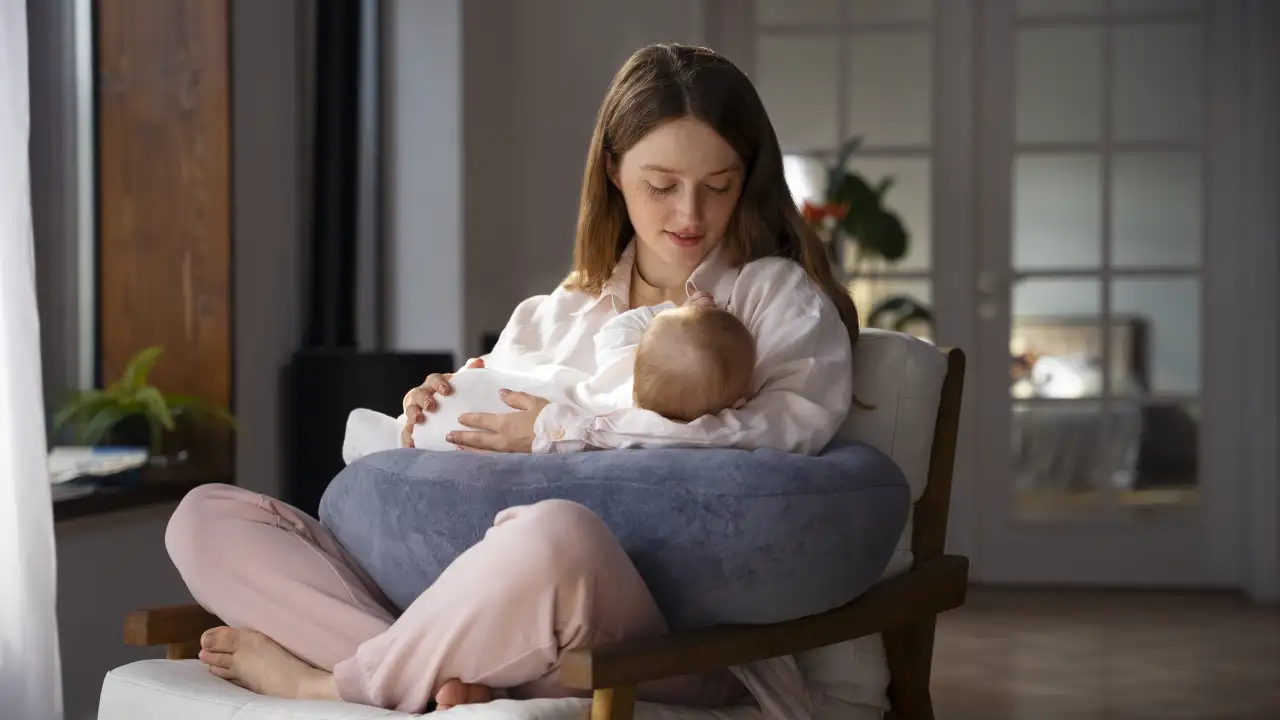 Мама с младенцем.