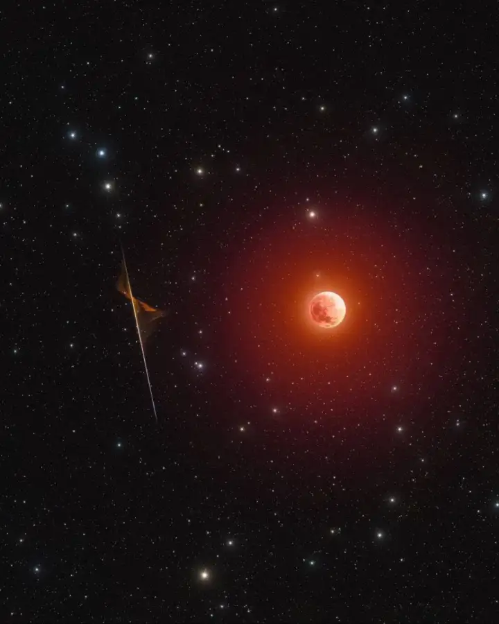 Лунное затмение с пролетающим мимо метеором. Лунное затмение с пролетающим мимо метеором.