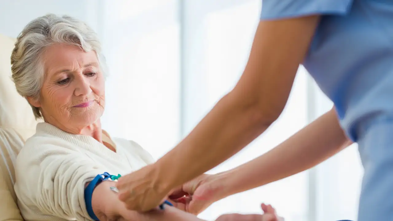 Пожилая женщина сдает анализ крови.