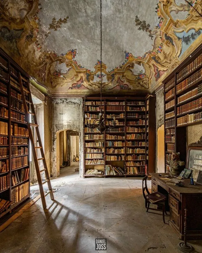 Заброшенная библиотека в Италии.