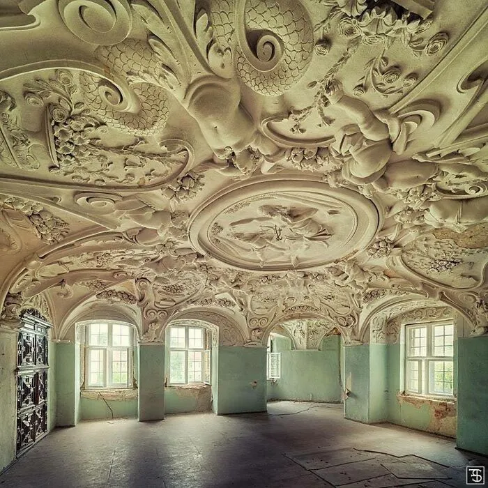 Комната в заброшенном замке в Германии.