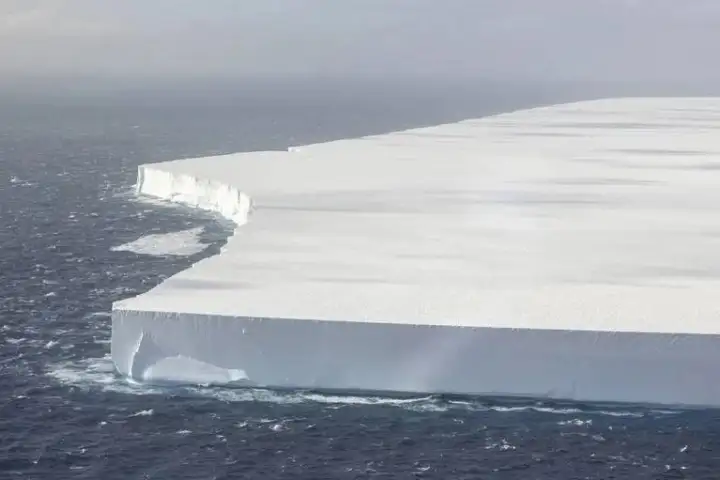 Крупнейший айсберг в мире.