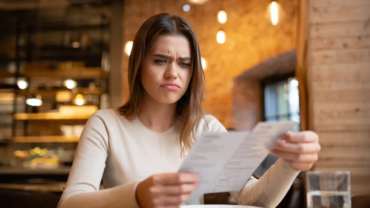 Девушка в ресторане.