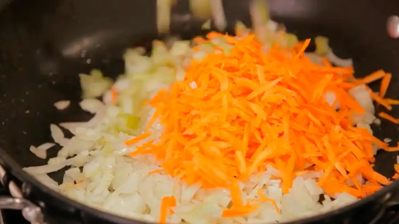 Как правильно обжаривать лук и морковь