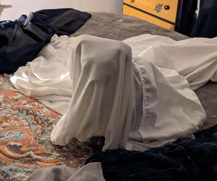 «Он думает, что я его не вижу».