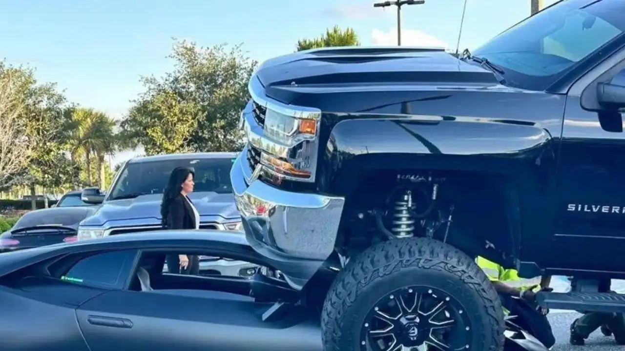 Женщина переехала Lamborghini.