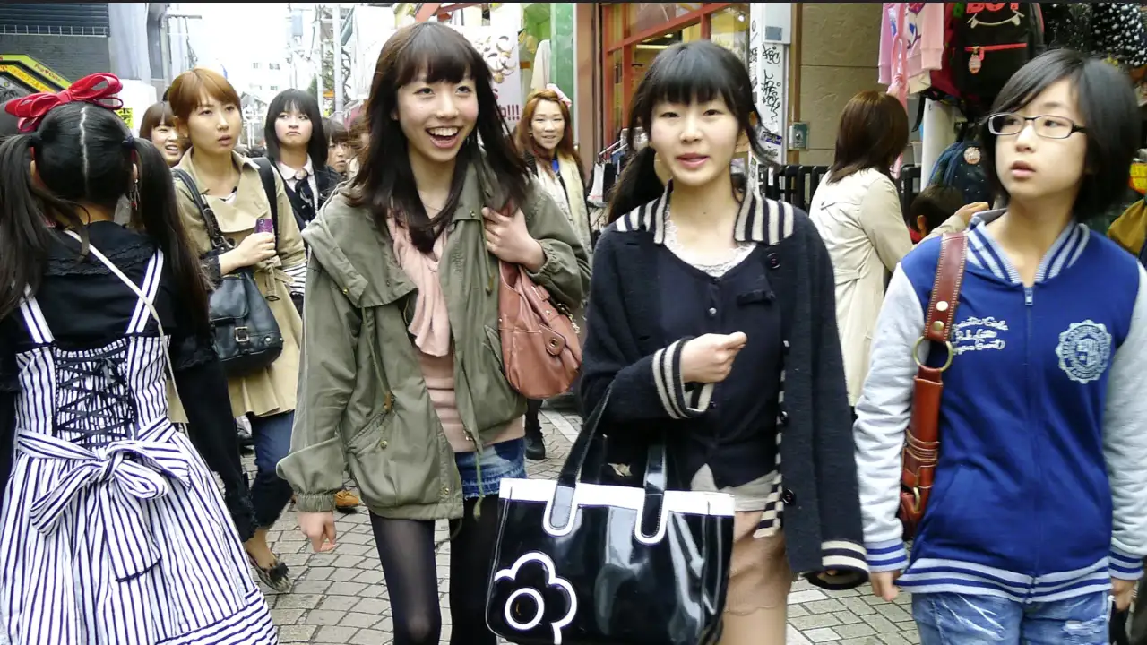 Молодые японские девушки на улице Токио