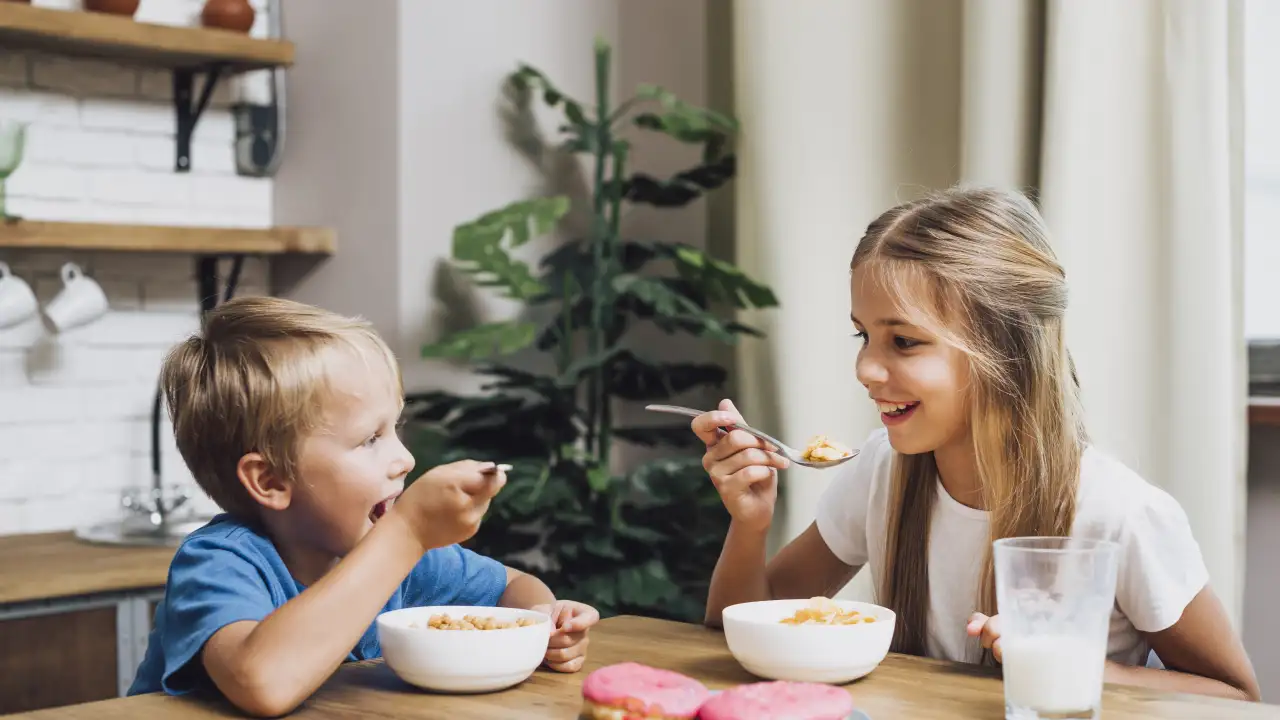 Дети едят.