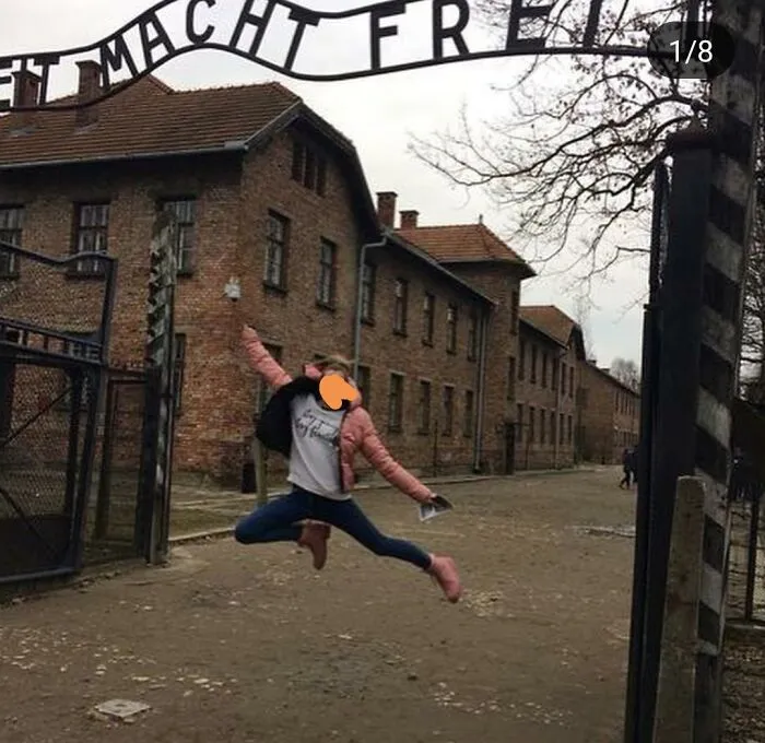 Есть несколько причин посетить бывший концентрационный лагерь Освенцим, но дурацкая фотография — не одна из них.
