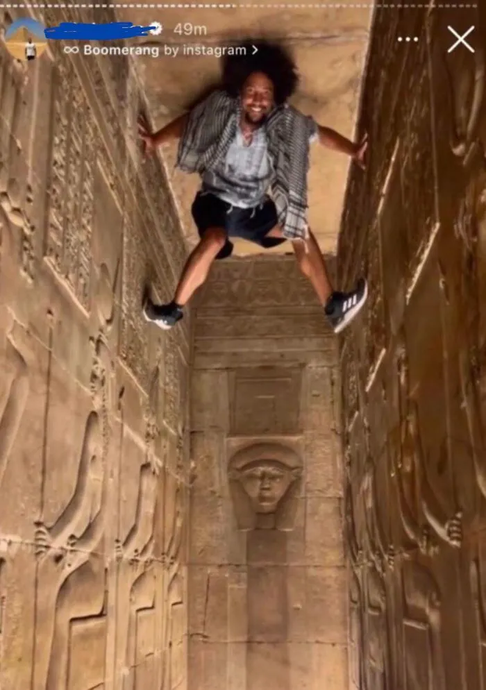 Турист забрался на египетские древности.