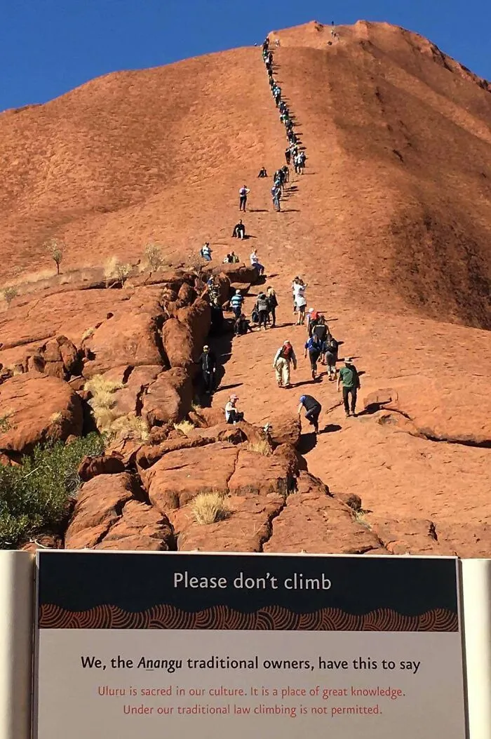 «Пожалуйста, не забирайтесь на гору. Да, конечно».