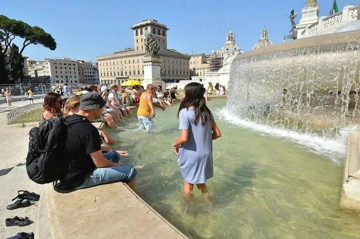 Туристы в Риме использовали знаменитый фонтан в качестве бассейна.