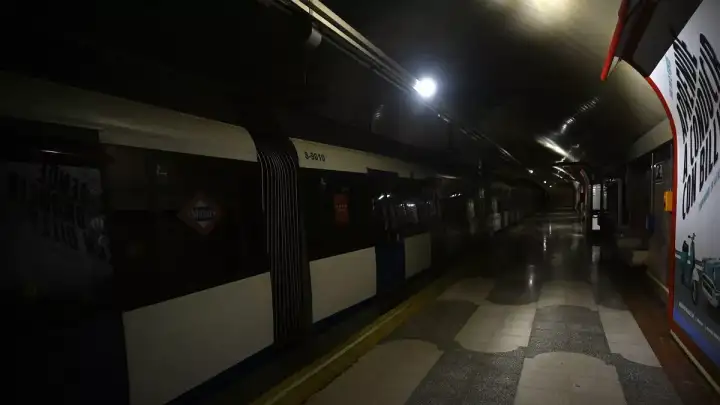 Тяжелее всего пришлось людям, запертым в метро и аэропортах.