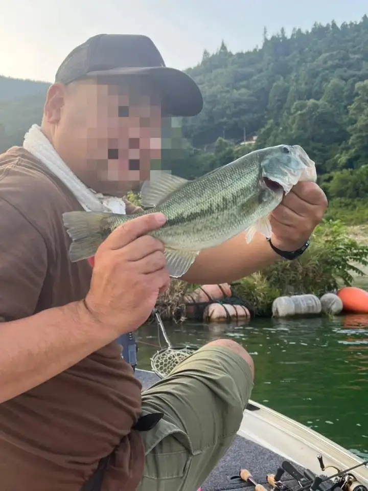 Необходимо было загрузить фото в полный рост, но рыбак пренебрег этим правилом.