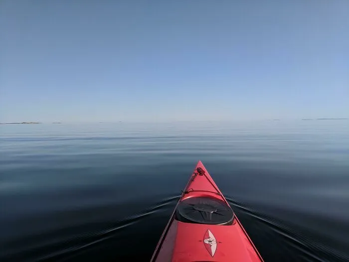 Есть что-то тревожное в этом очень спокойном море.